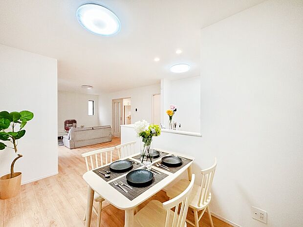 自然光が取り込まれ、家族団らんの場所を明るく演出