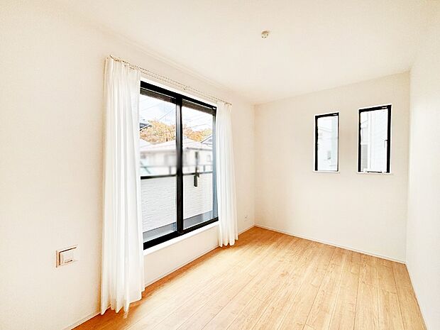 明るいバルコニーサイドに洋室を設置。目覚めの良い寝室に。