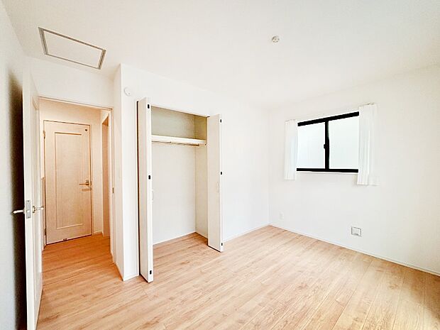 やさしい光がさしこむ居室はしっかり収納付き