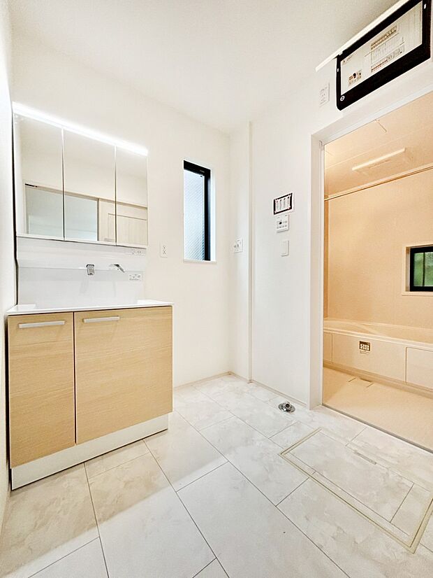 小窓がついているので湿気の多い場所でも換気が十分行えます。