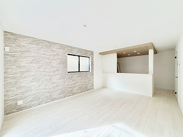 ご家族の賑やかな話し声で包まれる明るいリビング