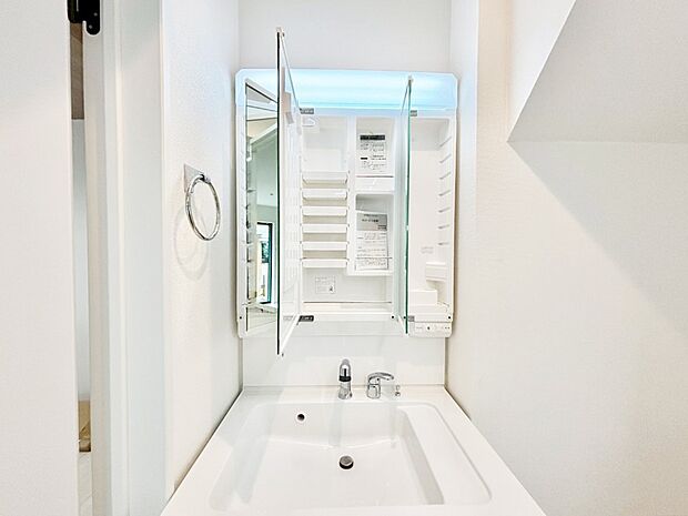 三面鏡の裏に、化粧品や衛生用品などを収納可能。洗面台をすっきりと保ちます!