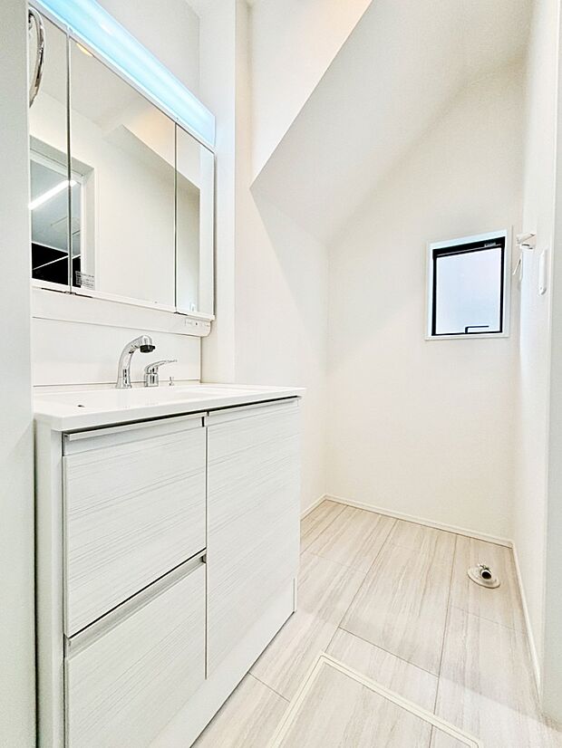 清潔感ある洗面化粧室で朝の身支度も快適