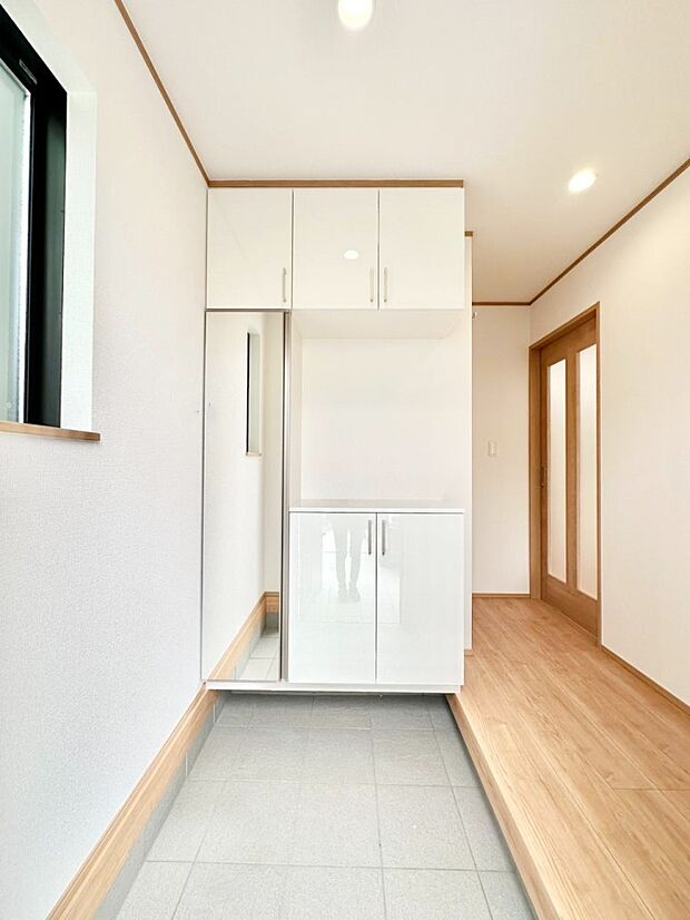 明るい陽光が入り込む玄関。ご家族の靴もスッキリ収納できる玄関収納付き！　