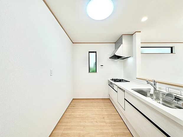 爽やかな風が通り抜けるキッチン。窓があるので明るく換気にも役立ちます。　