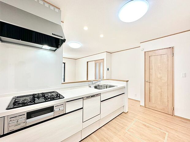 料理をしながらでもご家族との会話を楽しめる対面キッチン　