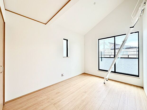 明るいバルコニーサイドに洋室を設置。目覚めの良い寝室に。 　  