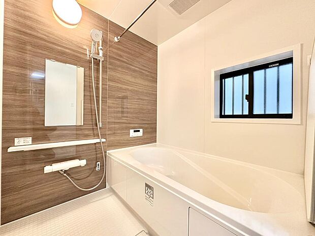 一日の疲れを癒してくれる明るい清潔感のあるバスルーム 　 