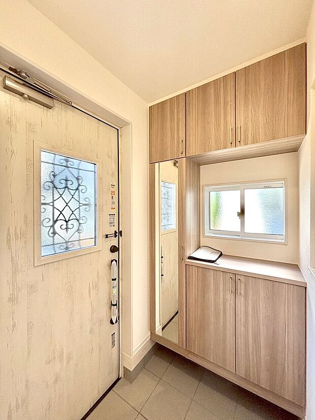 明るい玄関はお客様をお出迎えするのにぴったりです！ 