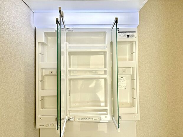 三面鏡の裏に、化粧品や衛生用品などを収納可能。洗面台をすっきりと保ちます！