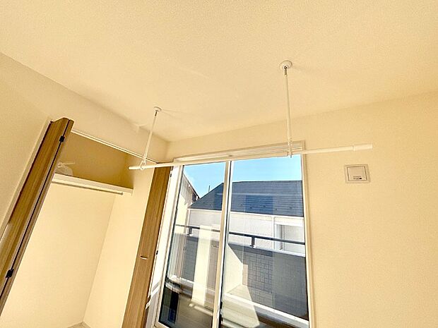 室内物干しポール。梅雨や花粉の時期に大活躍します。  