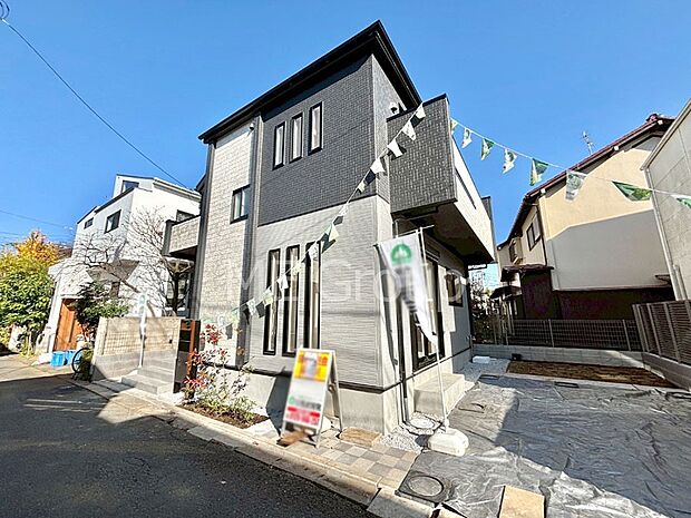 前面道路はきちんと整備されています  