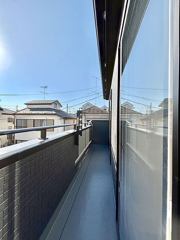 南向きのバルコニー！ご家族の洗濯物はもちろん、お布団もたっぷり干せます！