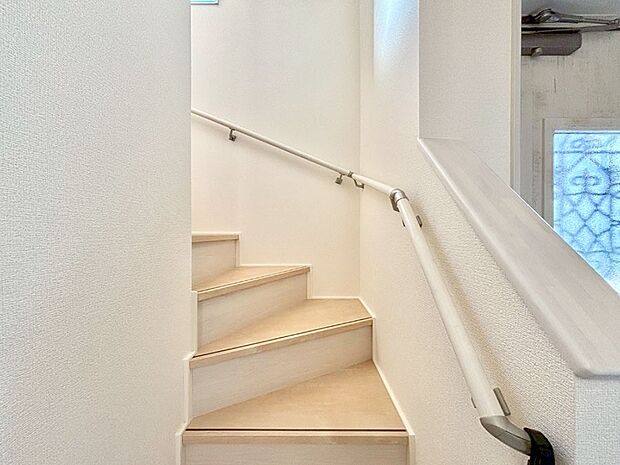 安全性を考慮し階段には手すりを設置しています