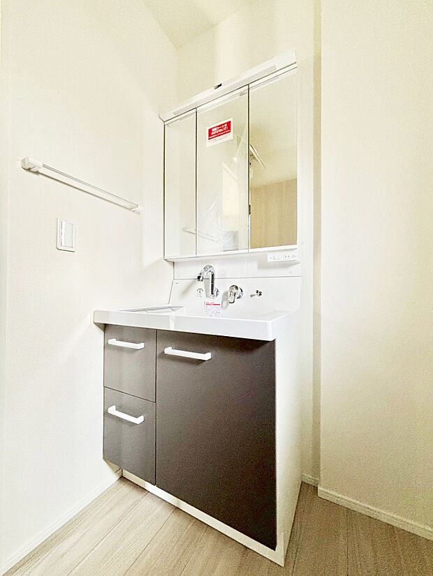 清潔感ある洗面化粧室で朝の身支度も快適