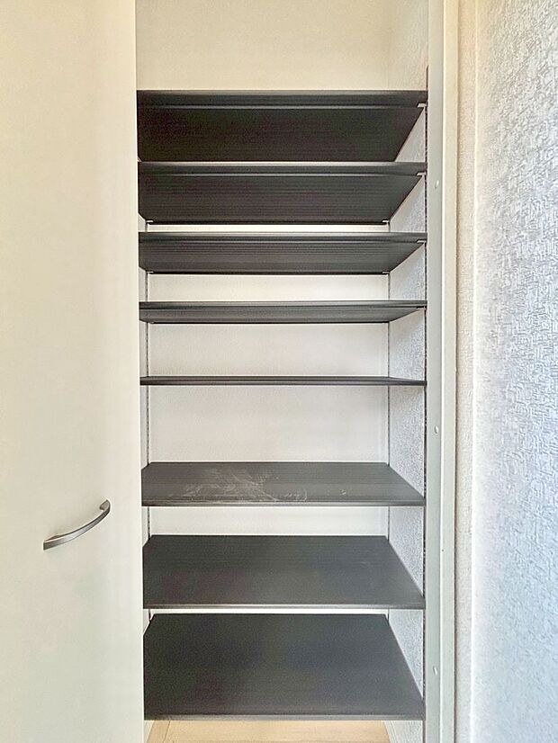 たっぷり収納できるシューズボックスで家族全員の靴も、玄関すっきり。