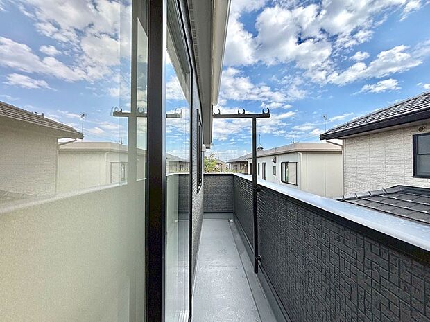 暖かな陽光が降り注ぐバルコニーはお洗濯におすすめ。爽やかな風も心地よいです。