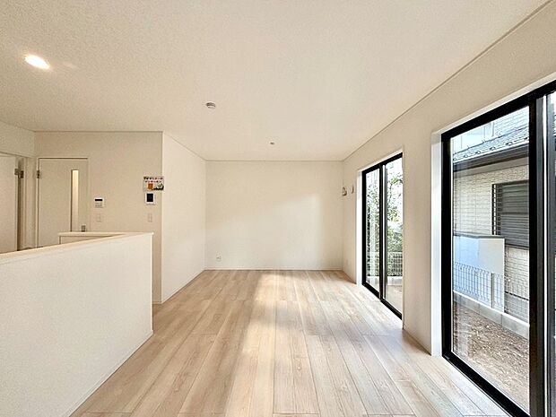 大きな窓からたっぷりの陽光と風を感じられるリビング