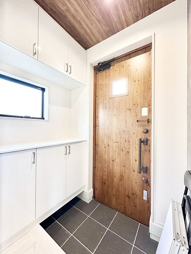 下駄箱はご家族の写真や季節のインテリアで飾り棚として演出できます