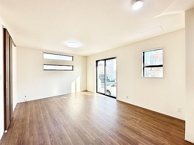 大きな窓からたっぷりの陽光と風を感じられるリビング