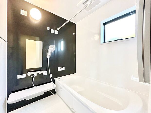 一日の疲れを癒してくれる明るい清潔感のあるバスルーム