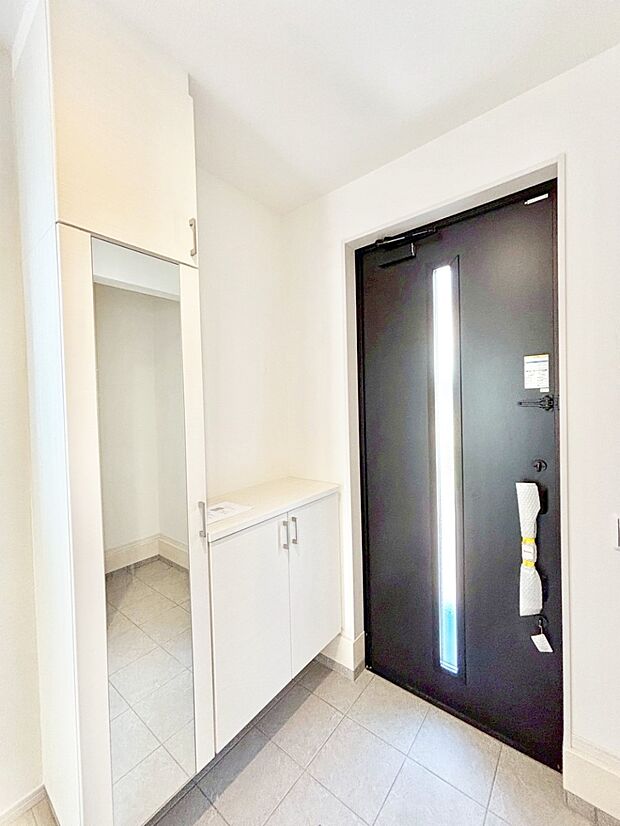 ミラー付きシューズボックスはお出かけ前の身だしなみチェックに便利