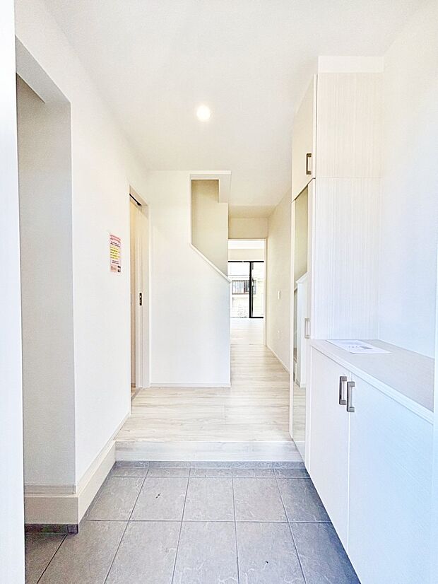 飾り棚を利用して、お越しいただくお客様をおもてなしできます。