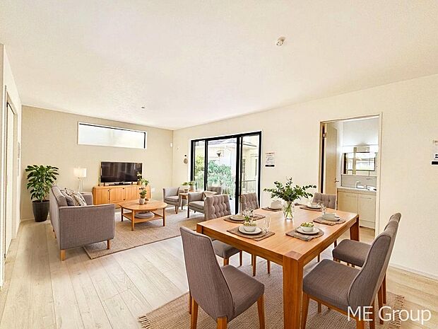 家族の和やかな会話が聞こえてきそう。開放感のあるリビングです。※家具はCGです