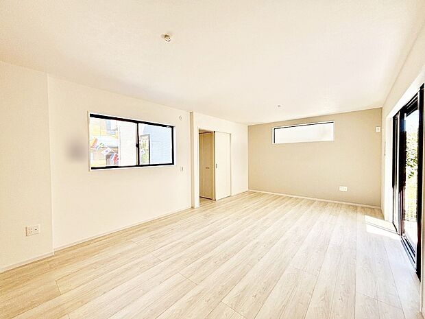 アクセントクロスがお洒落なリビング。家族でのんびりくつろげる広々スペース。