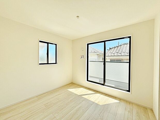 明るいバルコニーサイドに洋室を設置。目覚めの良い寝室に。