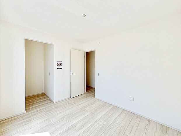 ウォークインクローゼットがあるお部屋。季節ごとの入れ替えも不要で便利です。