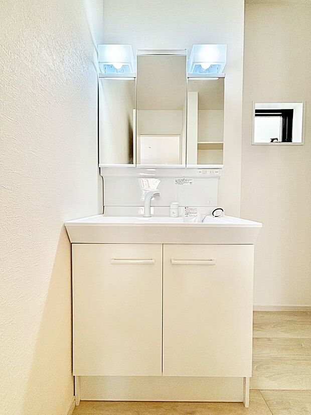 三面鏡の裏に、化粧品や衛生用品などを収納可能。洗面台をすっきりと保ちます!