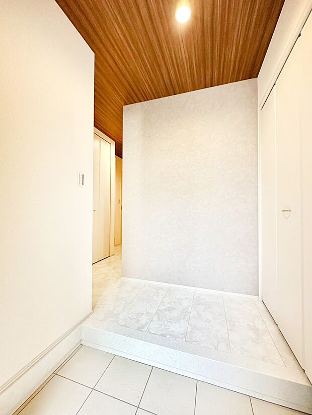 明るい玄関はお客様をお出迎えするのにぴったりです!