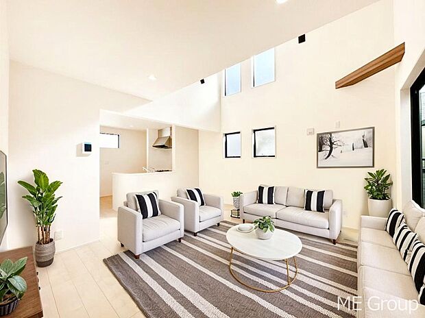 プライバシーも守れる2階リビングは明るく開放感たっぷり ※家具はCGです