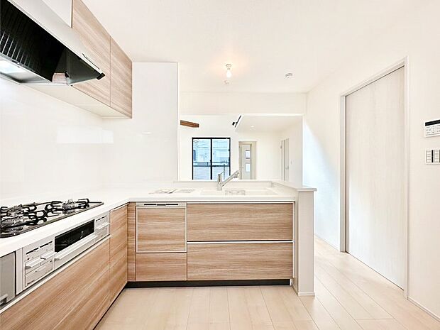 L字型だと料理するスペースも広々と使えます。コンパクトに動けてお料理ラクラク。