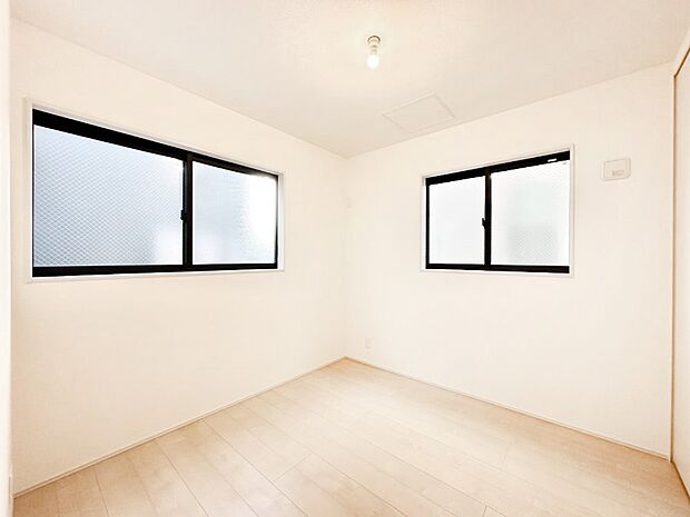 2面採光で気持ちよく自然光が取り入れられるのでお子様のお部屋にもピッタリ