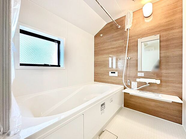 一日の疲れを癒してくれる明るい清潔感のあるバスルーム