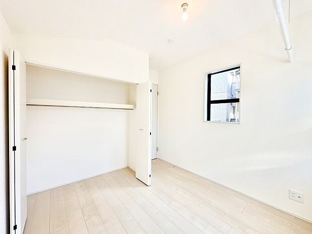 やさしい光がさしこむ居室はしっかり収納付き