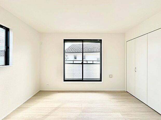 明るいバルコニーサイドに洋室を設置。目覚めの良い寝室に。