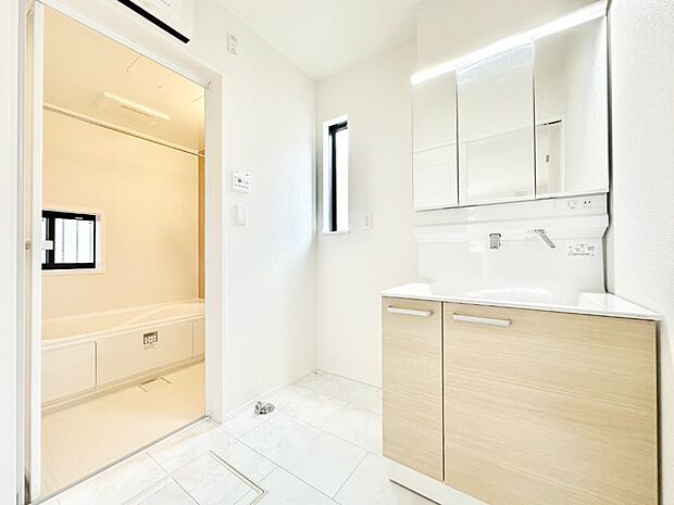 清潔感ある洗面化粧室で朝の身支度も快適