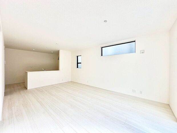 ご家族の賑やかな話し声で包まれる明るいリビング