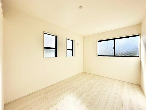 窓からのやさしい光が心地よいプライベートルーム