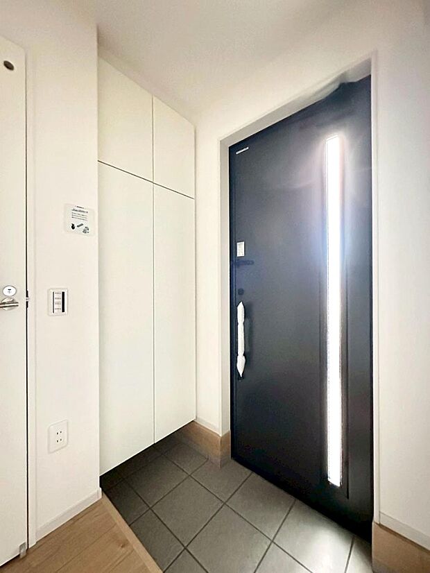 明るい玄関はお客様をお出迎えするのにぴったりです！ 