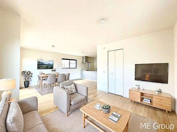 ご家族の賑やかな話し声で包まれる明るいリビング ※家具はCGです