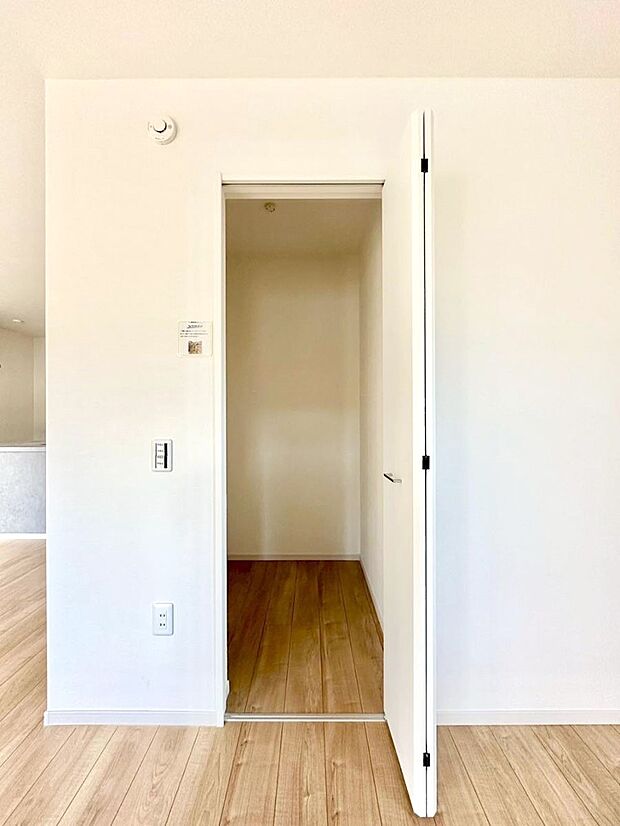 リビング収納。ここに収納があると物が集まるLDKがスッキリ片付きそうですね。