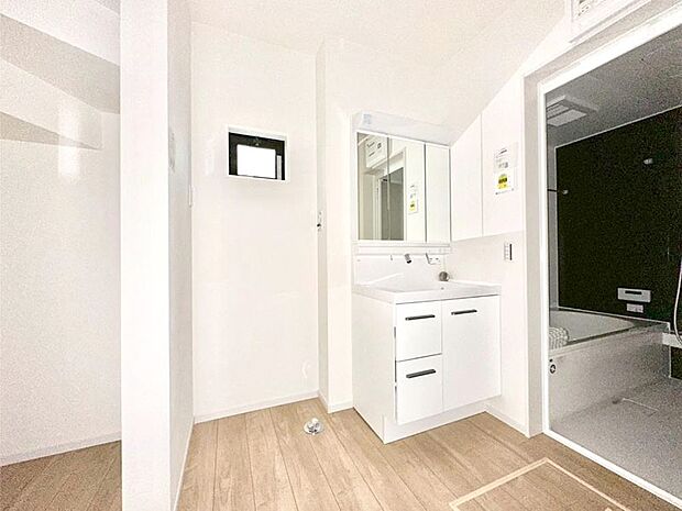 清潔感のある快適空間です。毎日の身支度も気持ち良くお使い頂けます。