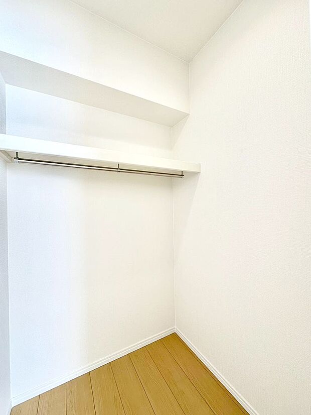 ウォークインクローゼット付きで生活空間を広く利用できます。