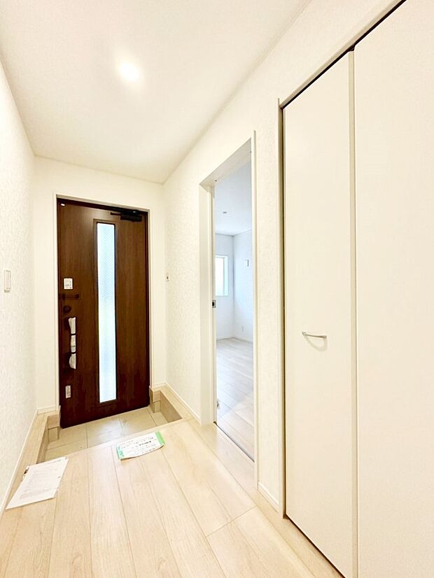 ガラススリットの入った玄関ドアが室内に光を届けてくれます