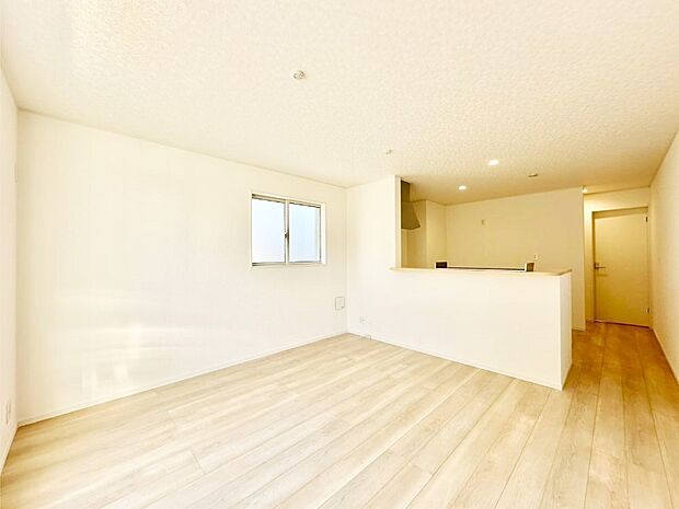 ご家族の賑やかな話し声で包まれる明るいリビング