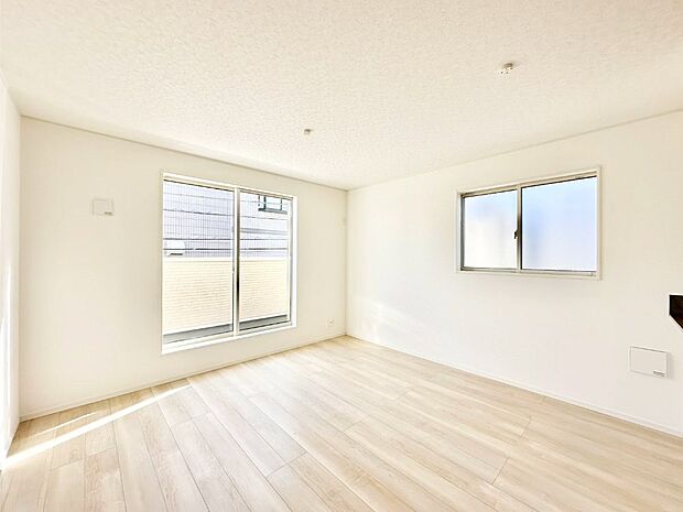 大きな窓からたっぷりの陽光と風を感じられるリビング